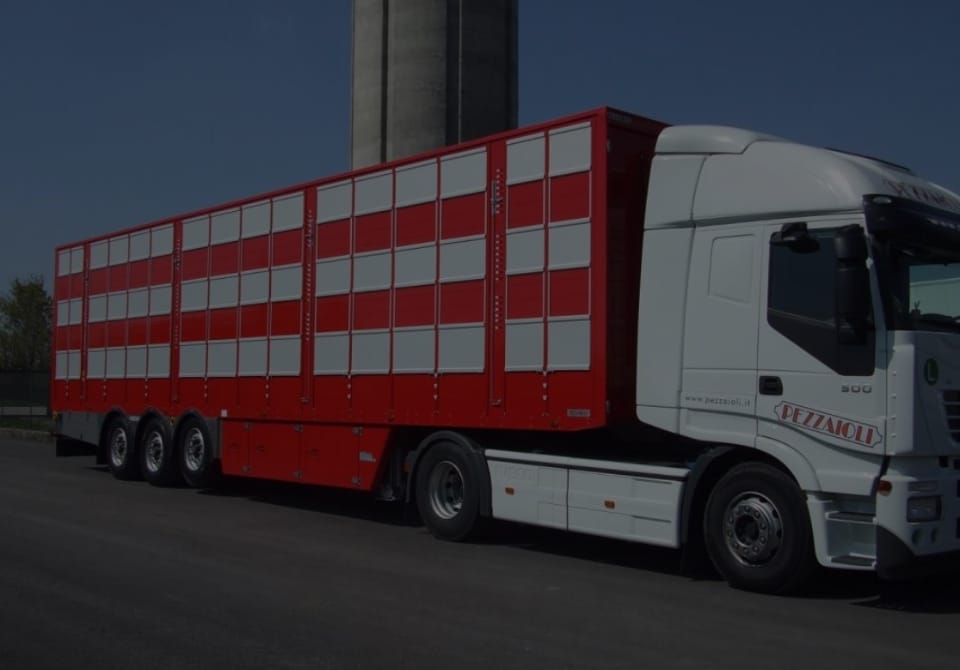 Semi-trailers for transporting animals with 3 loading surfaces (floors), 2 of which are raised/lowered using a hydraulic drive